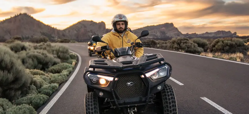 Quad en primer plano de camino hacia el Teide, Tenerife