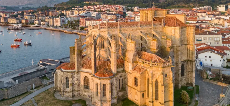Vista aérea de la Iglesia de Santa María de la Asunción, Castro Urdiales