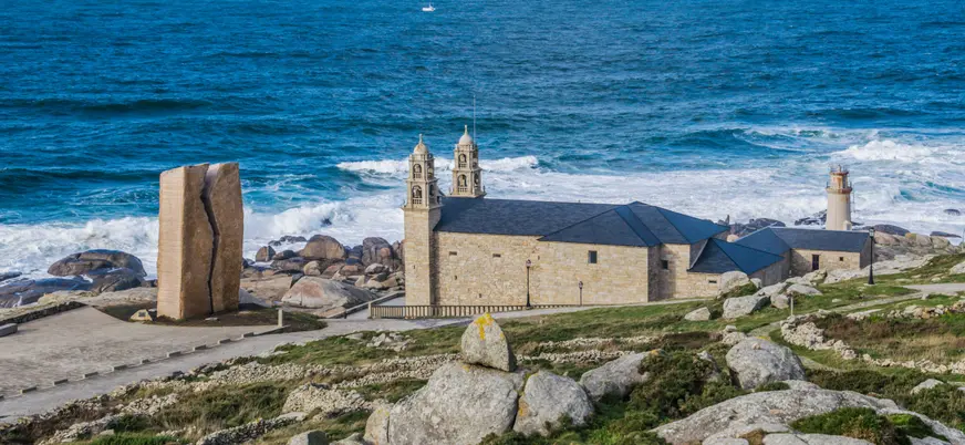Muy cerca de Finisterre, el Santuario de Muxía abraza el mar con devoción y leyenda.