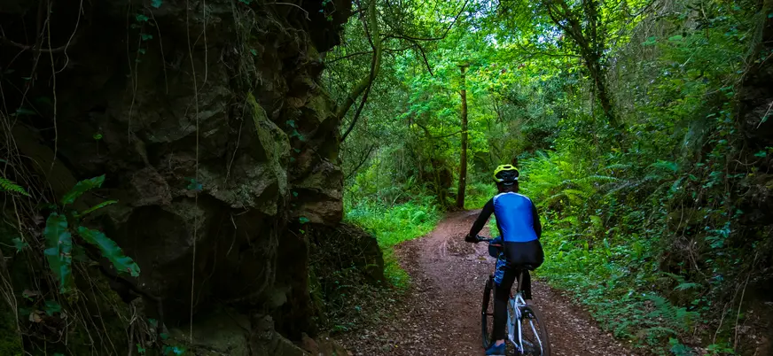Chico montado en bicicleta por la Vía Verde de la Gándara.