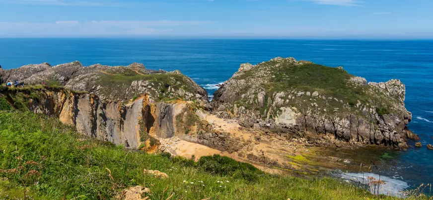 Vista panorámica de la parte alta de la playa de Somocuevas en Costa Quebrada, Cantabria