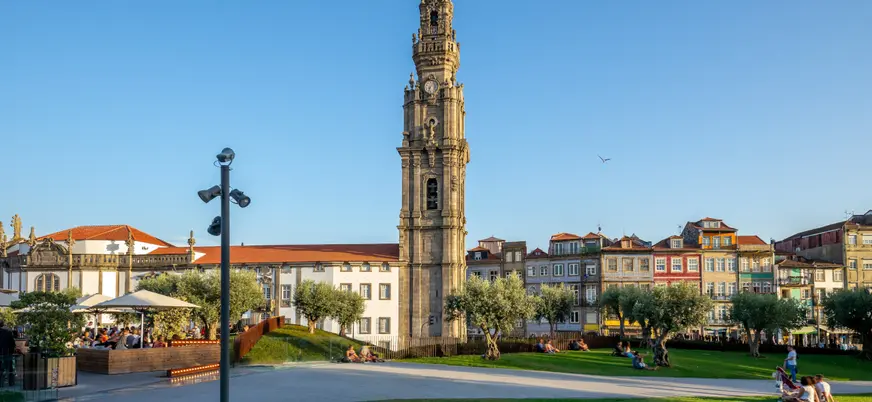 Torre de los Clérigos en un día soleado, Oporto