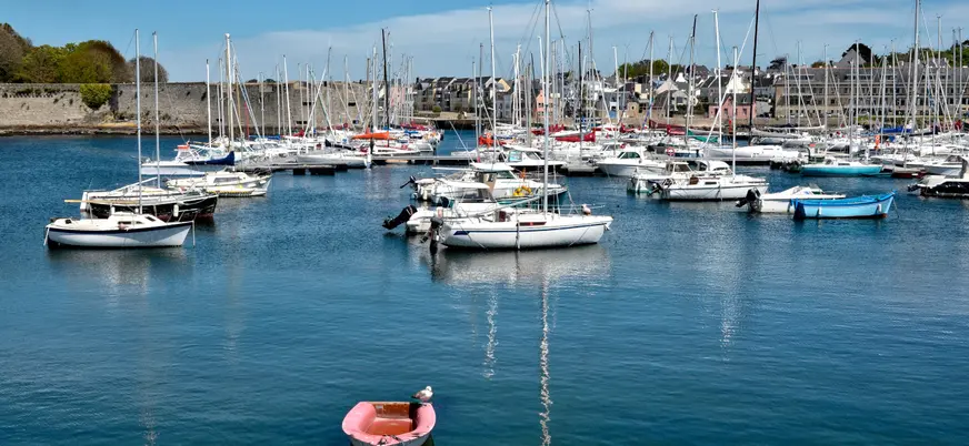 Finisterre, villa marinera de tradición viva, donde el Atlántico marca el ritmo del día.