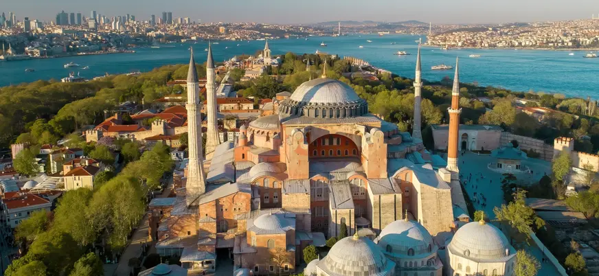 La gran cúpula de Estambul domina el horizonte entre historia y leyenda.