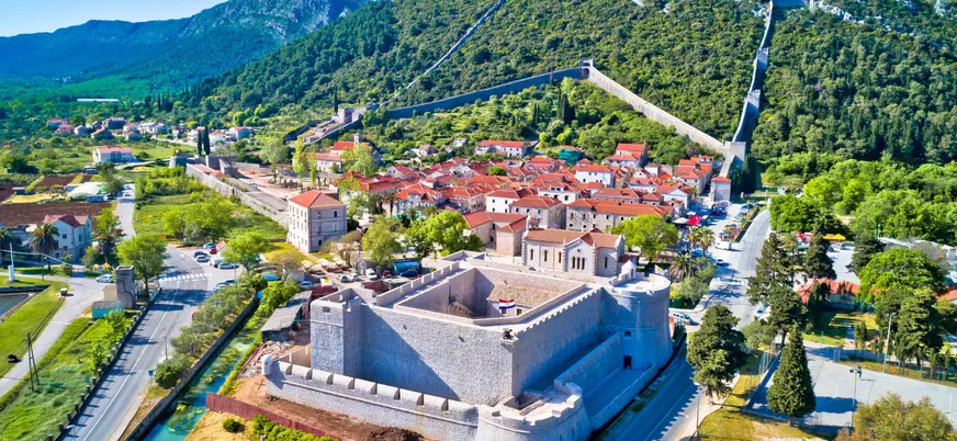 Ston impresiona desde las alturas con sus murallas monumentales y salinas centenarias.