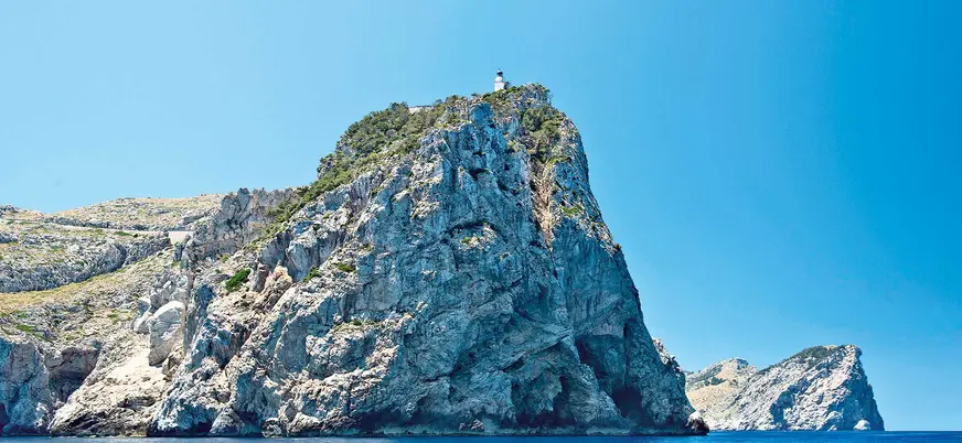 Las rocas imponentes a lo largo del trayecto revelan un paisaje natural impresionante mientras nos acercamos a la costa.