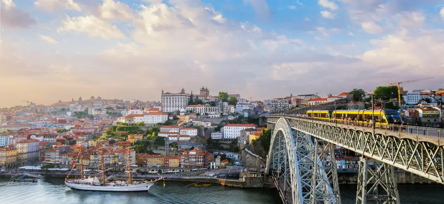 Vista del Duero y de Oporto desde Vila Nova de Gaia. 