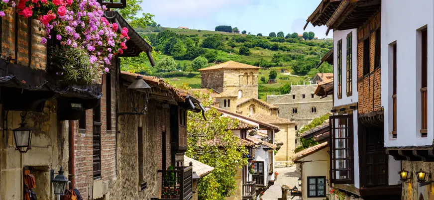 Vista panorámica de Santillana del Mar, un pueblo medieval de Cantabria.