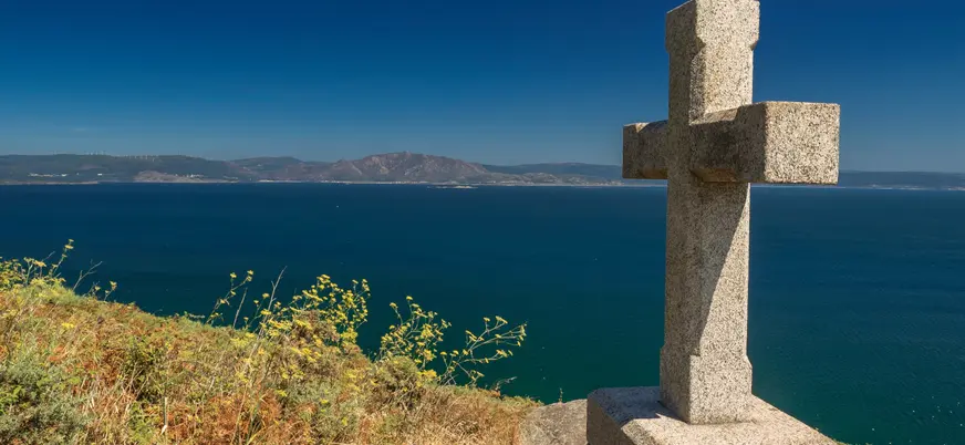 Las vistas desde el Faro de Fisterra son un suspiro del alma frente al infinito océano.