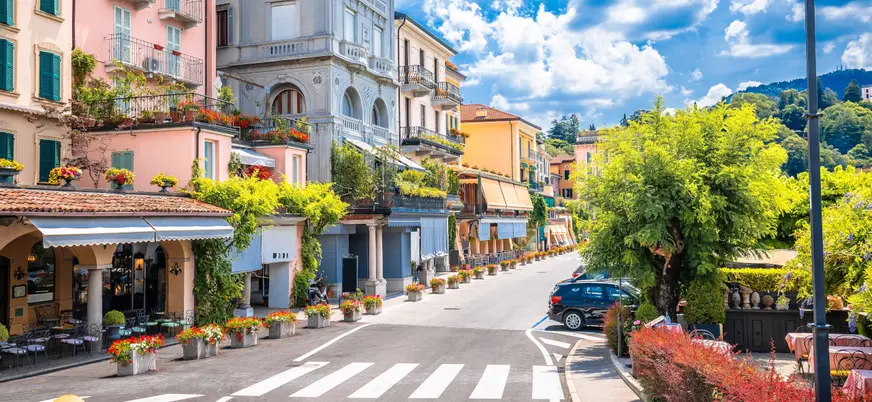 Pasear por Bellagio es seguir calles empedradas entre fachadas color miel, con vistas abiertas al Lago de Como.
