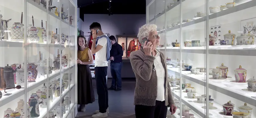 Disfrutando de las delicadas tazas que se utilizan para servir el chocolate con una audioguía.