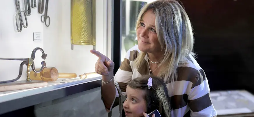 Una madre y su hija escuchando la historia de esta delicia.