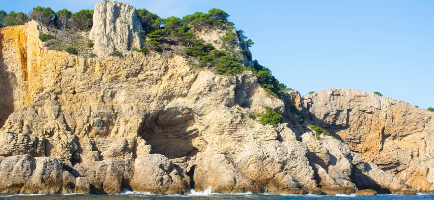 El  Parque Natural del Montgrí, repleto de cuevas y rocas.
