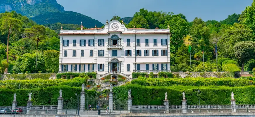 En Villa Carlotta, el arte neoclásico convive con camelias, esculturas y terrazas abiertas al Lago de Como. 