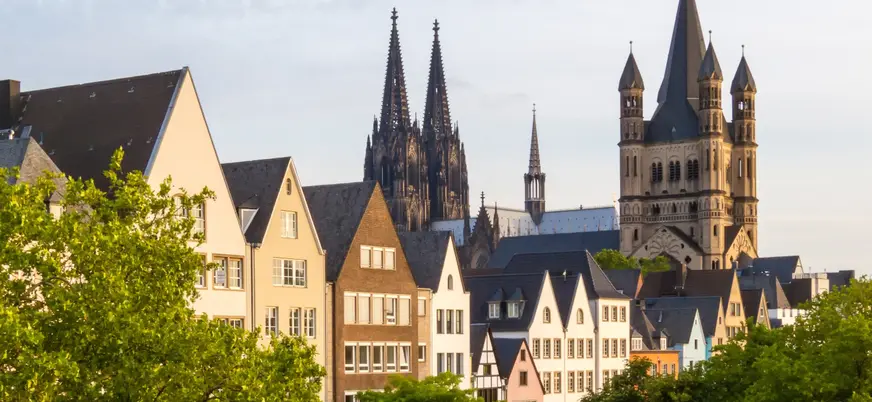 Arquitectura típica de Colonia con las casas en primer plano, y algunos monumentos de fondo.