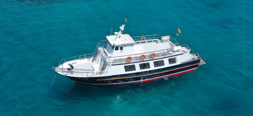 Barco de actividades en las cristalinas aguas de Palma de Mallorca