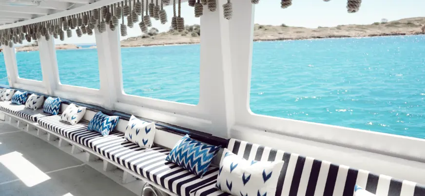 Zona de descanso de un barco en la bahía de Mallorca