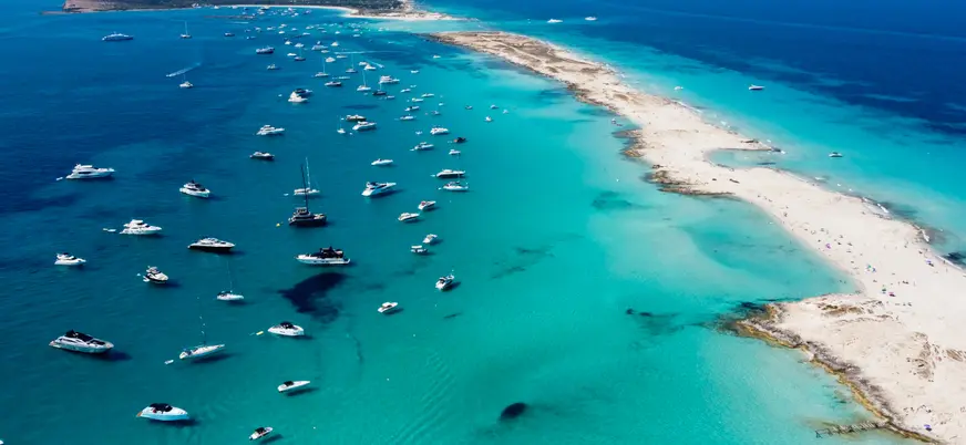 Barcos en Ses Illetes vistos desde las alturas.