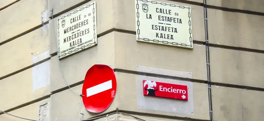 Cruce de la curva de Mercaderes con la calle Estafeta, Pamplona