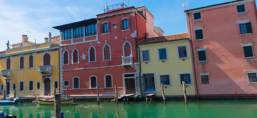 Las casas de colores aportan todavía más vida al canal de Chioggia.