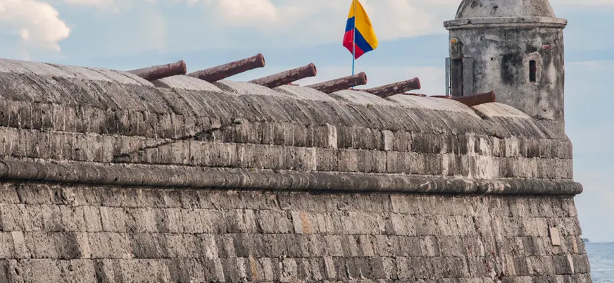 El Castillo de San Felipe de Barajas domina Cartagena desde el siglo XVII, con sus muros inclinados y pasadizos diseñados para resistir ataques por tierra y mar.
