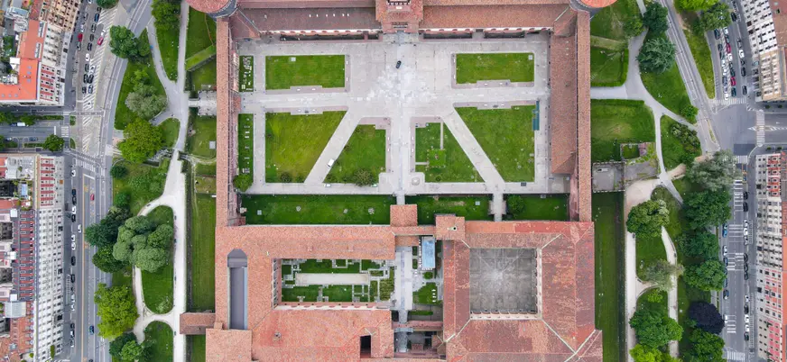 Plano picado del Castillo de Sforzesco y su interior, Milán