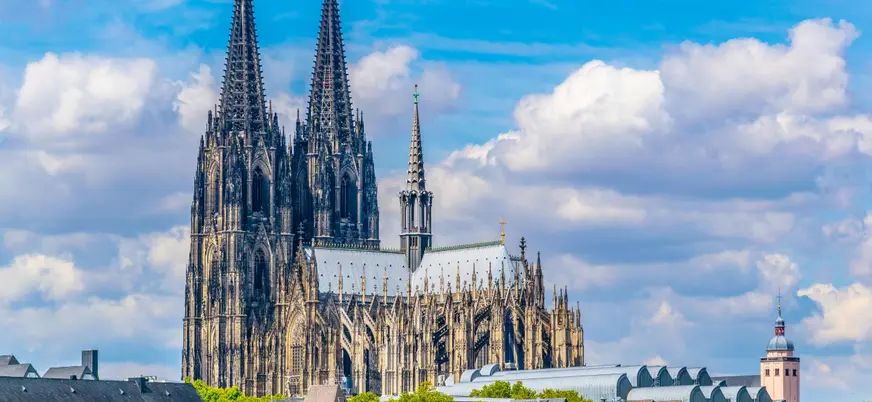 La imponente Catedral de Colonia, un tesoro gótico que se eleva sobre la ciudad.