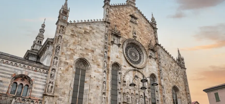 Fachada principal de la Catedral de Como, Italia