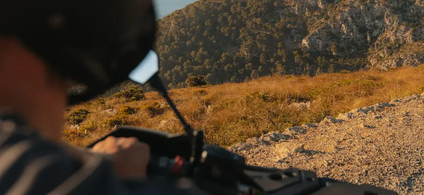Conducción de quads entre caminos rurales y vegetación típica de Mallorca.