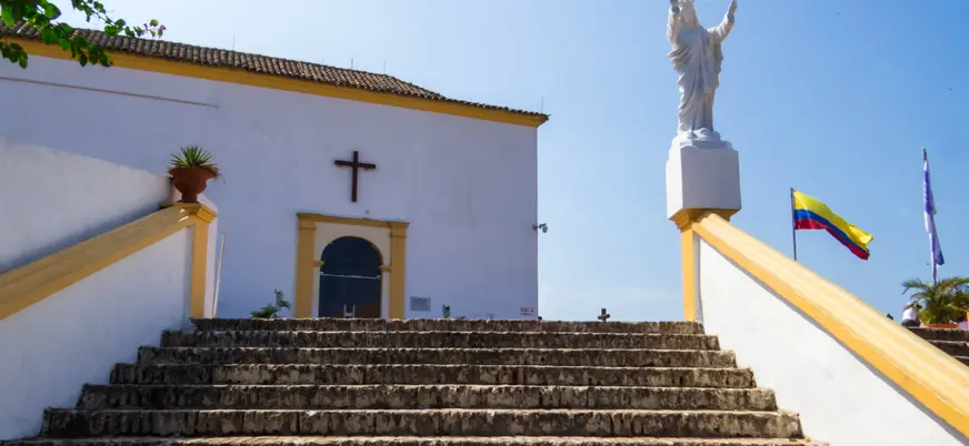 En la cima del Cerro de la Popa se alza el Convento de la Candelaria, un edificio colonial del siglo XVII que guarda siglos de devoción.