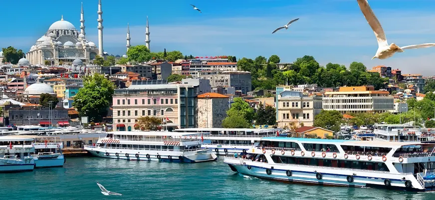 Cruceros navegando por el Bósforo frente a Estambul, Turquía