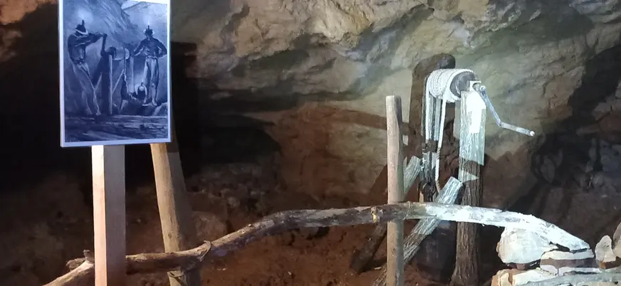 Detalle con carteles explicativos de la mina.