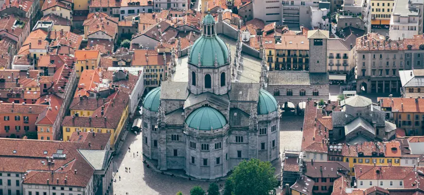 Imagen aérea del Duomo de Como, Italia