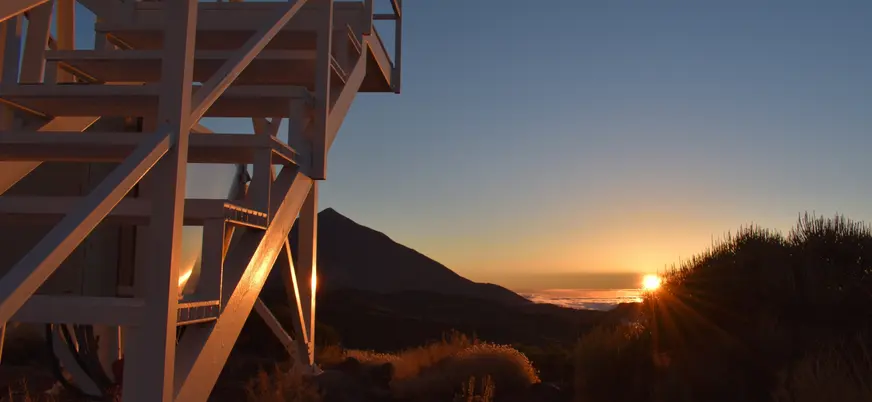 Escaleras para subir a lo alto del observatorio de Tenerife.
