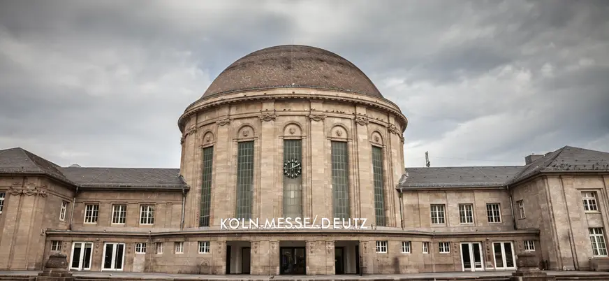 La estación central de tren de Colonia, un punto neurálgico de transporte y modernidad.