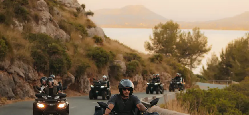 Grupo de personas viajan en quad por la costa mallorquina