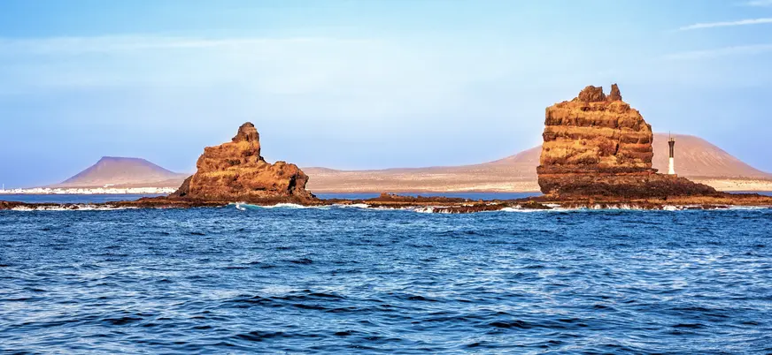 Formaciones rocosas que encontrarás en el paisaje entre Lanzarote y la Isla de la Graciosa.