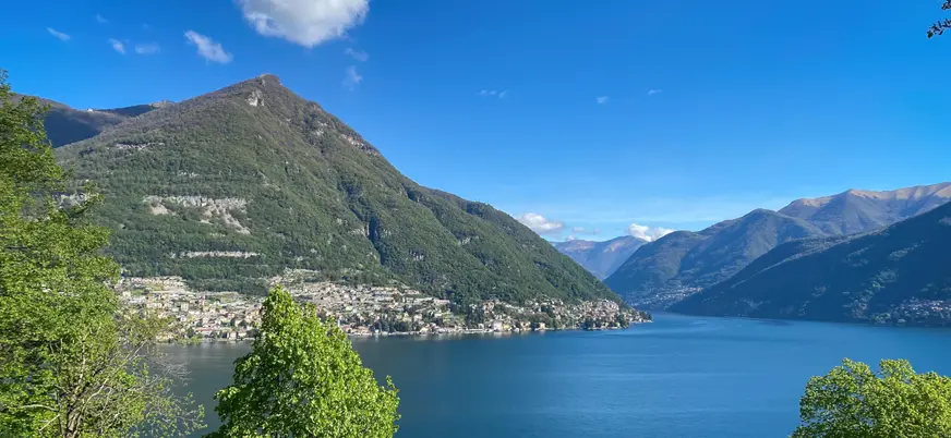 Vista del lago Como en un día soleado, Italia
