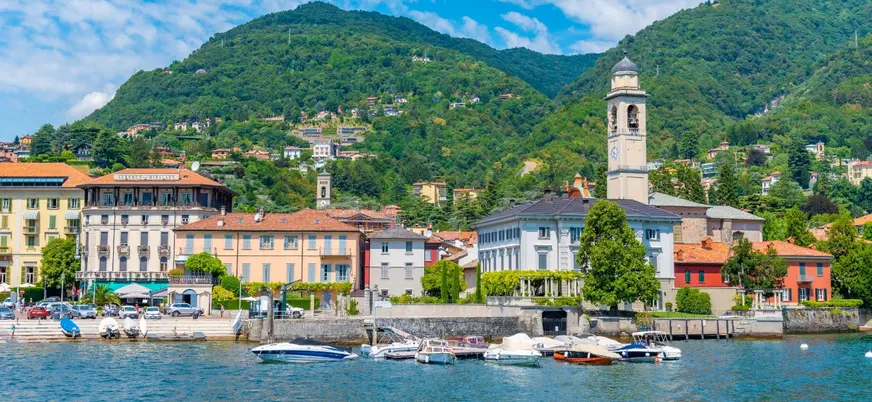 Cernobbio, un pueblo a orillas del lago de Como, donde la elegancia se fusiona con la naturaleza.