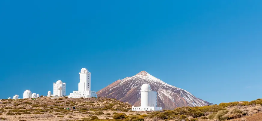 Pico del Teide nevado por encima del Observatorio, Tenerife