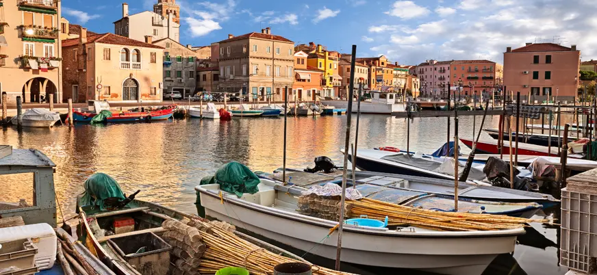 Paisaje general de Chioggia con los edificios más emblemáticos al fondo.