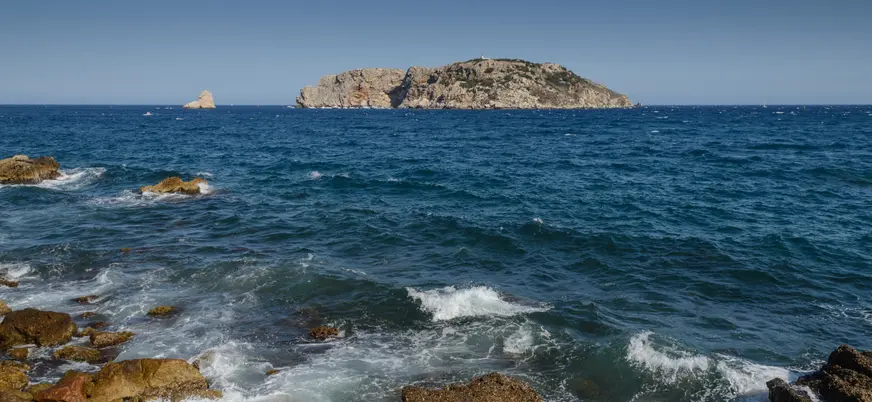 Paisaje natural típico de esta excursión en barca por las Islas Medas.