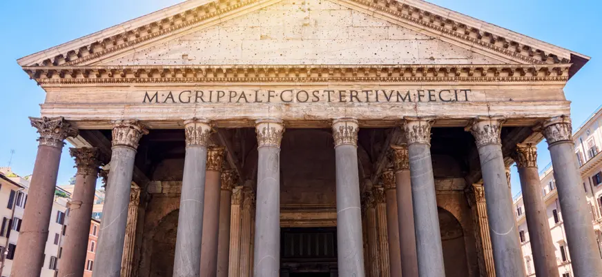 Fachada principal del Panteón de Roma con el sol encima