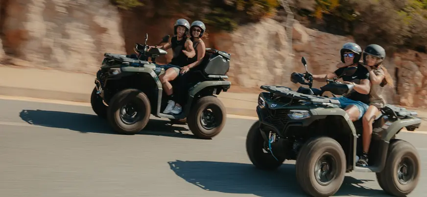 Participantes de la excursión avanzando hacia la playa de S’Illot.