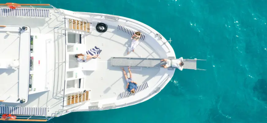 Vista aérea de la proa de un barco en las aguas cristalina de Palma de Mallorca