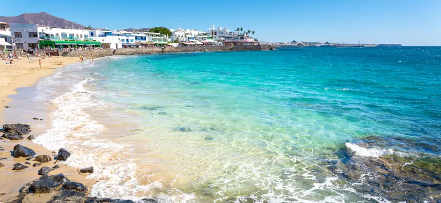 Aguas cristalinas en Playa Blanca, Lanzarote