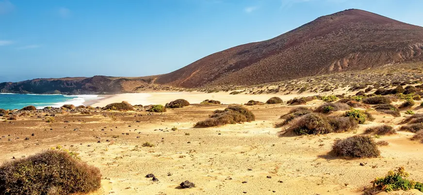 Playa de arena dorada en la Isla Graciosa.
