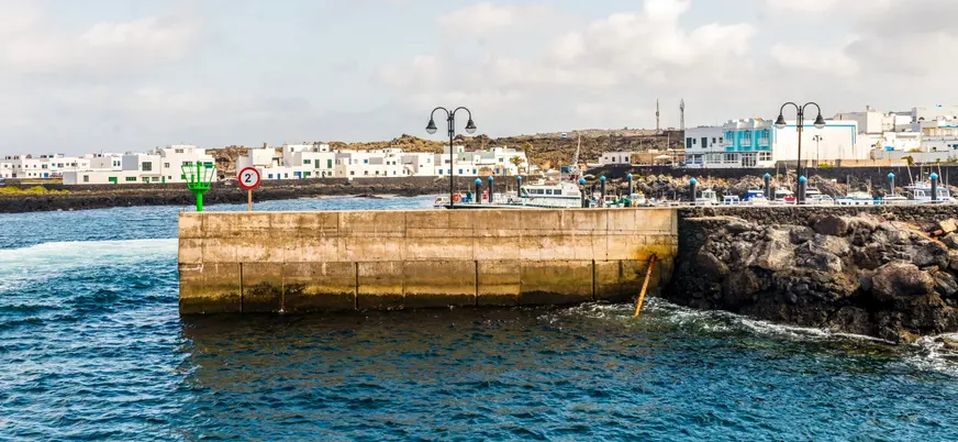 Puerto de Orzola, lugar de salida desde Lanzarote.