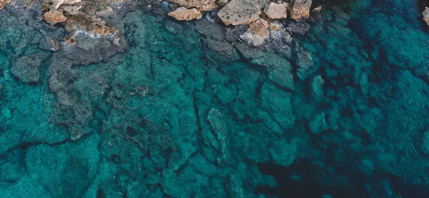 Plano aéreo de las aguas cristalinas de Pollença en Mallorca