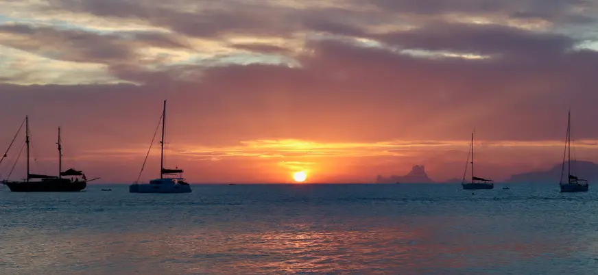 Barcos de fondo en Ses Illetes en una espectacular puesta de sol